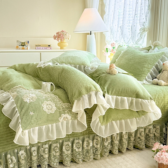 91家纺网 家纺一手货源 找家纺 唐人居 2025新款高克重兔毛绒花边夹棉床盖四件套-满满爱 满满爱-草绿