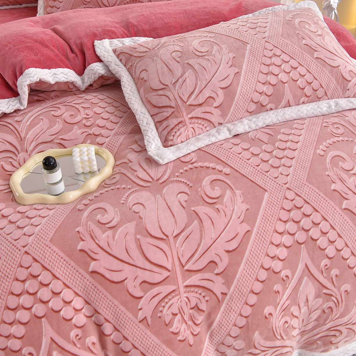 91家纺网 家纺一手货源 找家纺 董成龙家纺 2025新款直播爆款牛奶绒四件套雕花压线款法莱绒四件套11 欧式花-豆沙