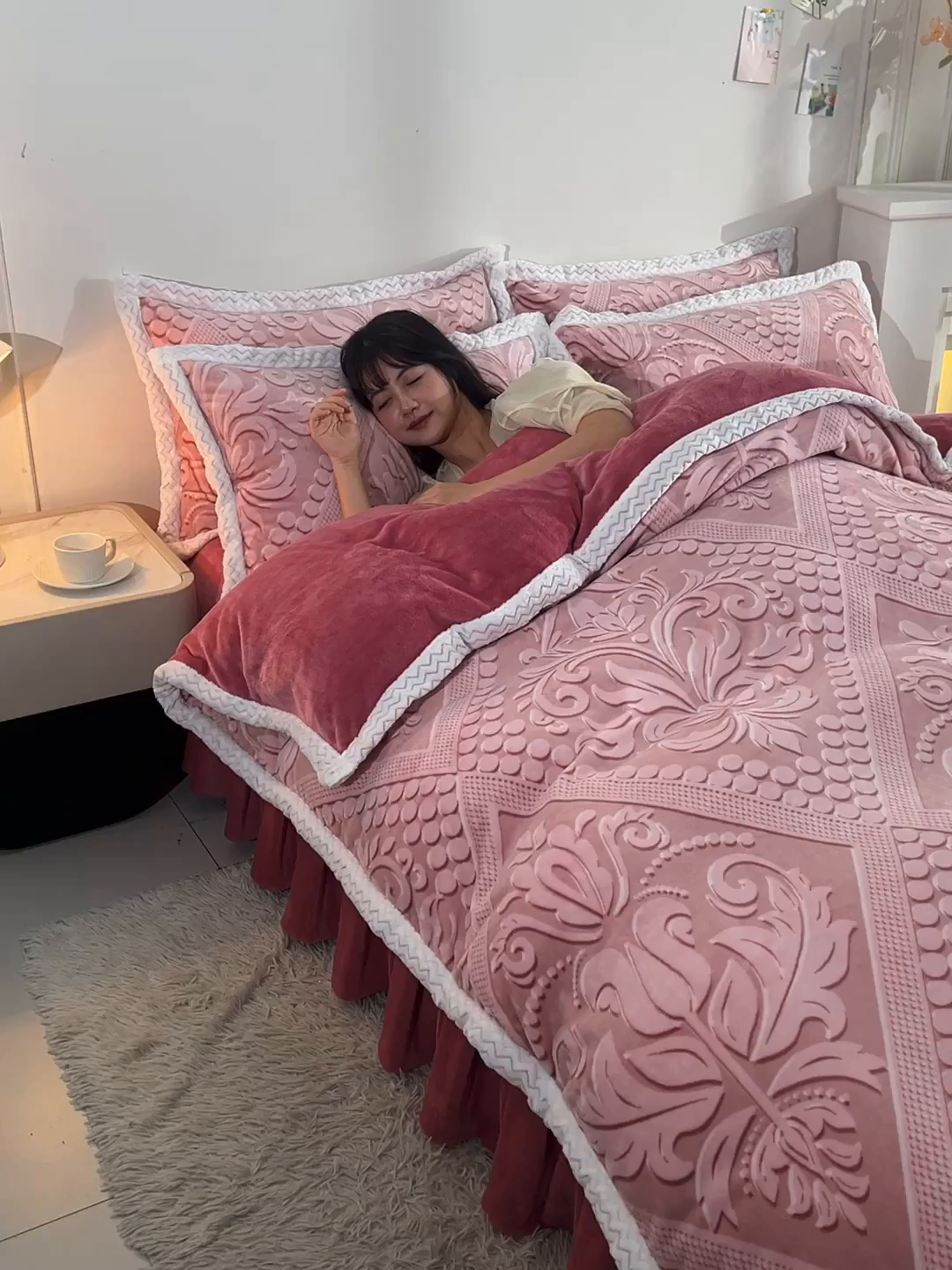 91家纺网 家纺一手货源 找家纺 董成龙家纺 2025新款直播爆款牛奶绒四件套雕花压线款法莱绒四件套11 欧式花-豆沙