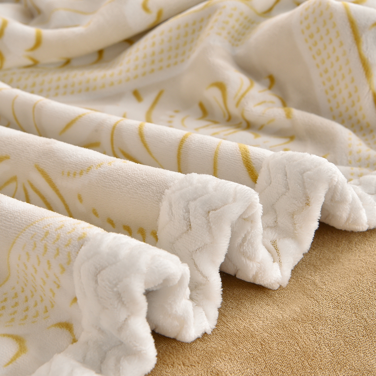 91家纺网 家纺一手货源 找家纺 董成龙家纺 2025新款直播爆款牛奶绒四件套雕花压线款法莱绒四件套11 欧式花-奶咖