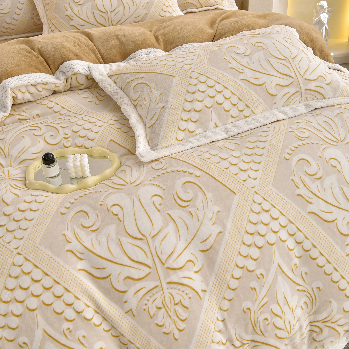 91家纺网 家纺一手货源 找家纺 董成龙家纺 2025新款直播爆款牛奶绒四件套雕花压线款法莱绒四件套11 欧式花-奶咖