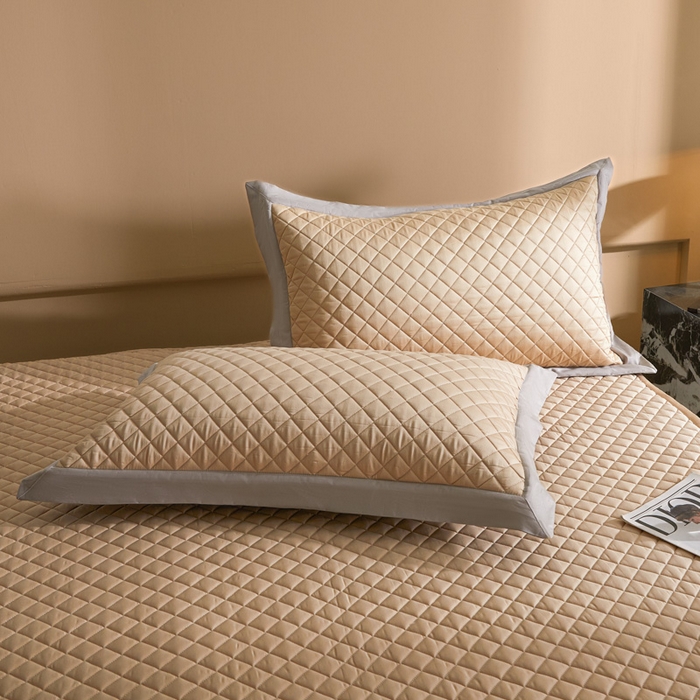 91家纺网 家纺一手货源 找家纺 由有家居 2025新品60S全棉长绒棉绗缝夹棉大豆纤维床垫床褥平铺款床笠款三件套 平铺-香槟咖