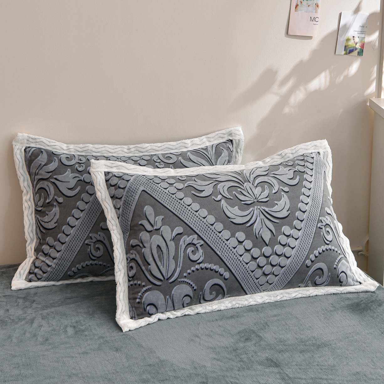 91家纺网 家纺一手货源 找家纺 董成龙家纺 2025新款直播爆款牛奶绒四件套雕花压线款法莱绒四件套11 欧式花-高级灰