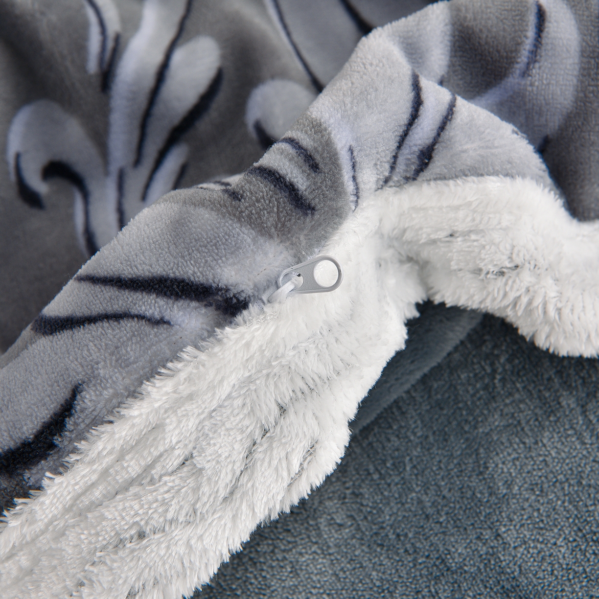 91家纺网 家纺一手货源 找家纺 董成龙家纺 2025新款直播爆款牛奶绒四件套雕花压线款法莱绒四件套11 欧式花-高级灰