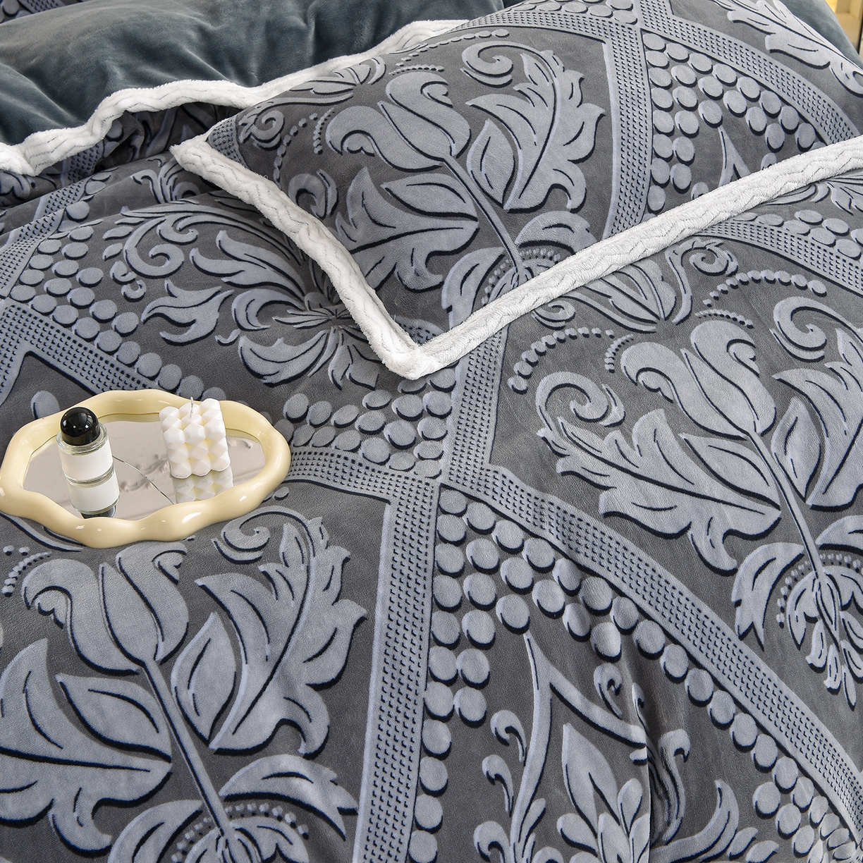 91家纺网 家纺一手货源 找家纺 董成龙家纺 2025新款直播爆款牛奶绒四件套雕花压线款法莱绒四件套11 欧式花-高级灰