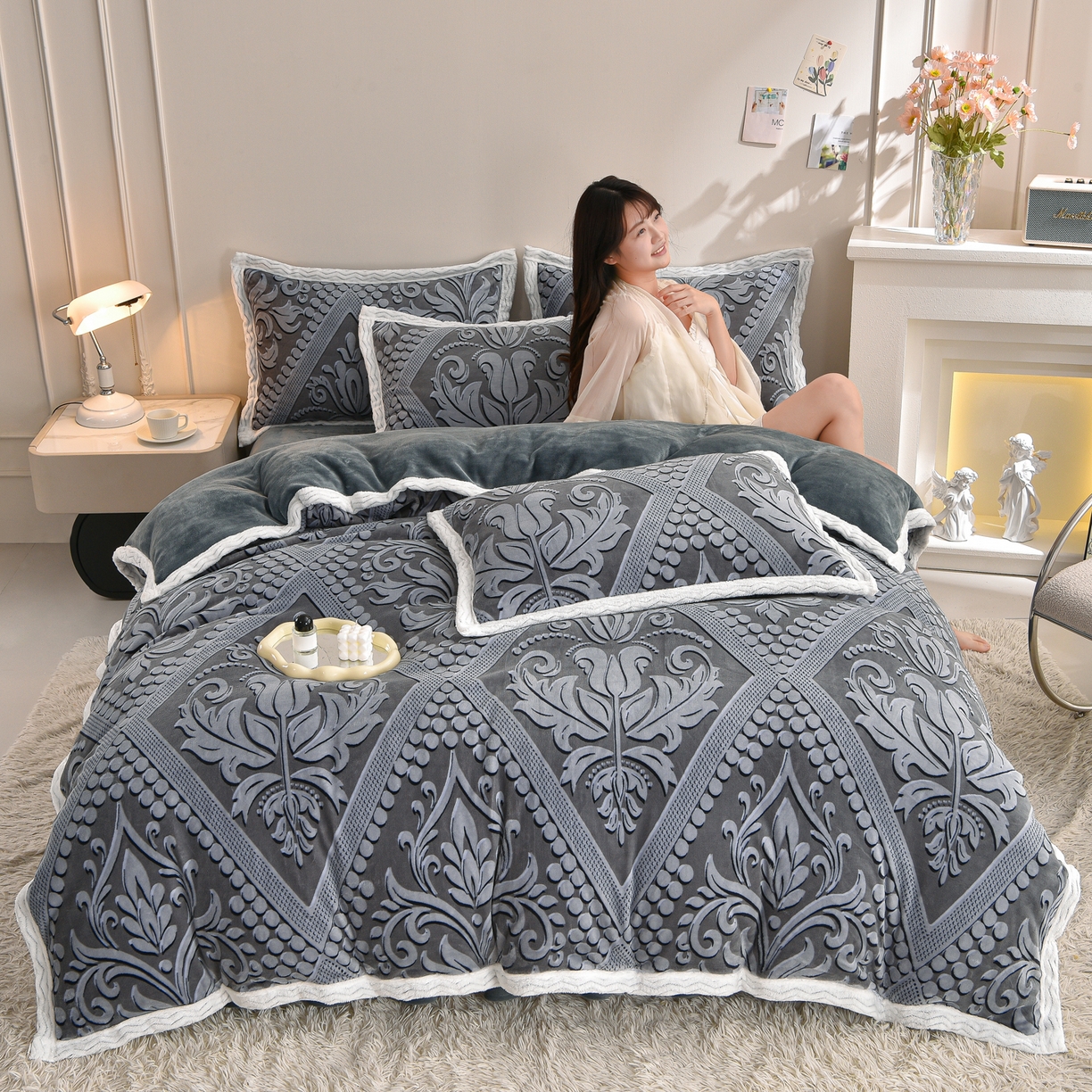 91家纺网 家纺一手货源 找家纺 董成龙家纺 2025新款直播爆款牛奶绒四件套雕花压线款法莱绒四件套11 欧式花-高级灰
