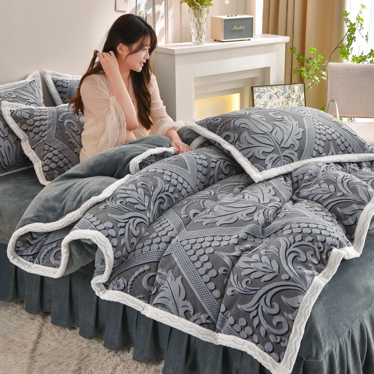 91家纺网 家纺一手货源 找家纺 董成龙家纺 2025新款直播爆款牛奶绒四件套雕花压线款法莱绒四件套11 欧式花-高级灰