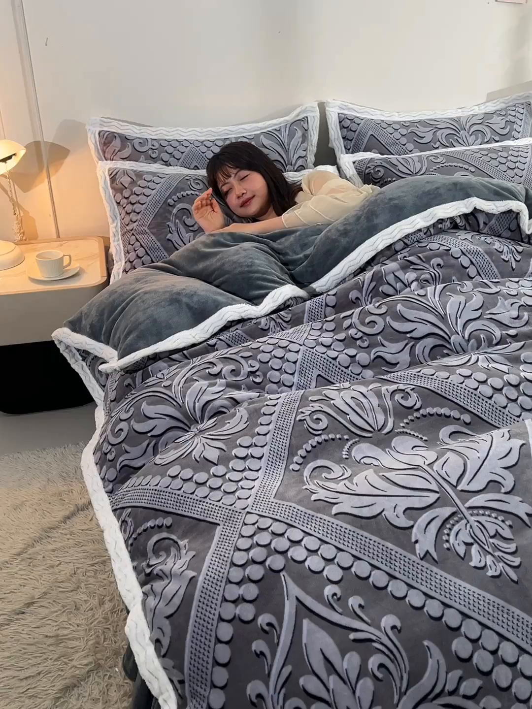 91家纺网 家纺一手货源 找家纺 董成龙家纺 2025新款直播爆款牛奶绒四件套雕花压线款法莱绒四件套11 欧式花-高级灰