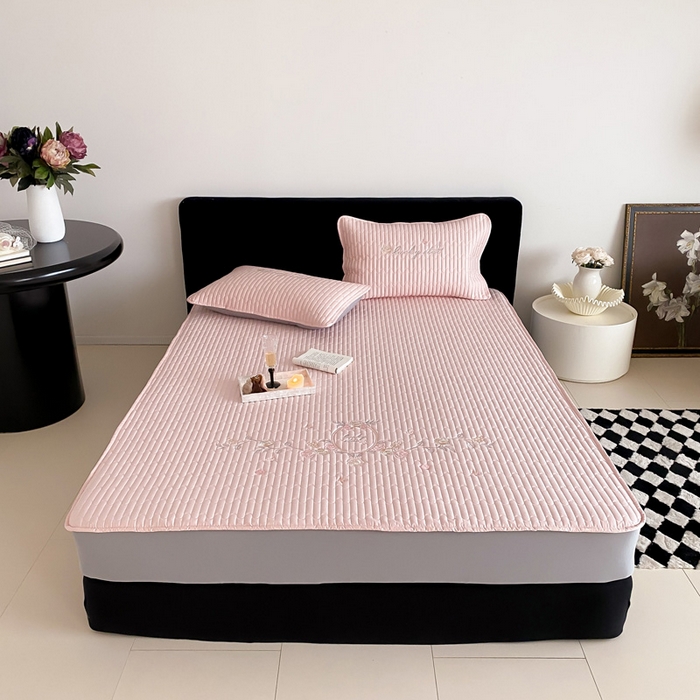 91家纺网 家纺一手货源 找家纺 由有家居 2025新品50S双股全棉长绒棉刺绣绗缝夹棉床笠床垫保护罩三件套 暖心粉