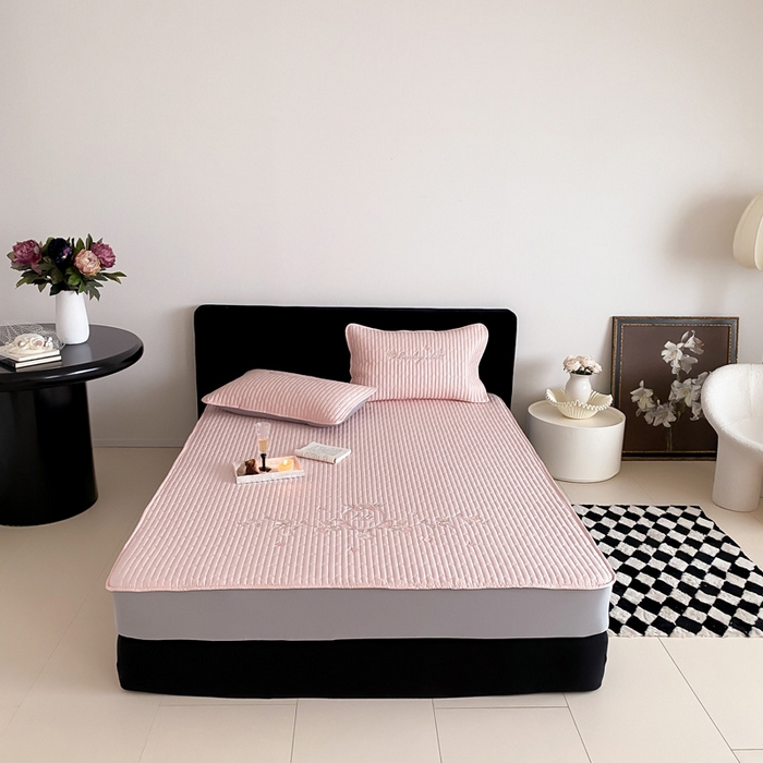 91家纺网 家纺一手货源 找家纺 由有家居 2025新品50S双股全棉长绒棉刺绣绗缝夹棉床笠床垫保护罩三件套 暖心粉