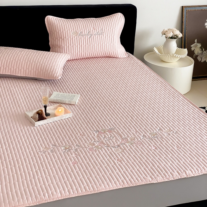 91家纺网 家纺一手货源 找家纺 由有家居 2025新品50S双股全棉长绒棉刺绣绗缝夹棉床笠床垫保护罩三件套 暖心粉