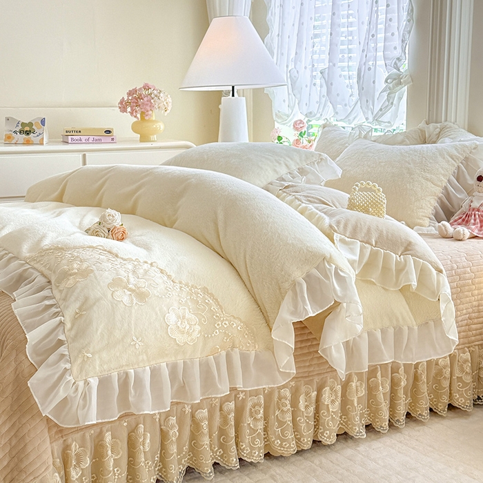 91家纺网 家纺一手货源 找家纺 唐人居 2025新款高克重兔毛绒花边夹棉床盖四件套-满满爱 满满爱-奶白