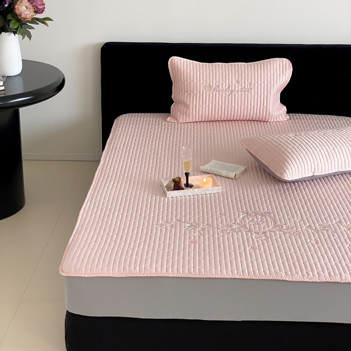 91家纺网 家纺一手货源 找家纺 由有家居 2025新品50S双股全棉长绒棉刺绣绗缝夹棉床笠床垫保护罩三件套 暖心粉