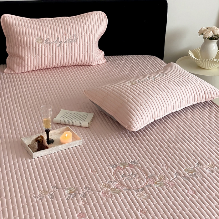 91家纺网 家纺一手货源 找家纺 由有家居 2025新品50S双股全棉长绒棉刺绣绗缝夹棉床笠床垫保护罩三件套 暖心粉