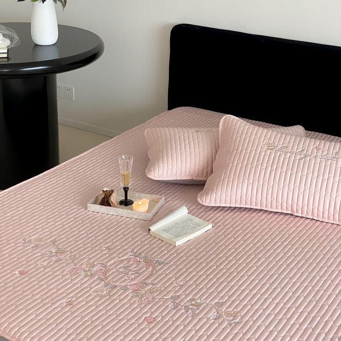 91家纺网 家纺一手货源 找家纺 由有家居 2025新品50S双股全棉长绒棉刺绣绗缝夹棉床笠床垫保护罩三件套 暖心粉