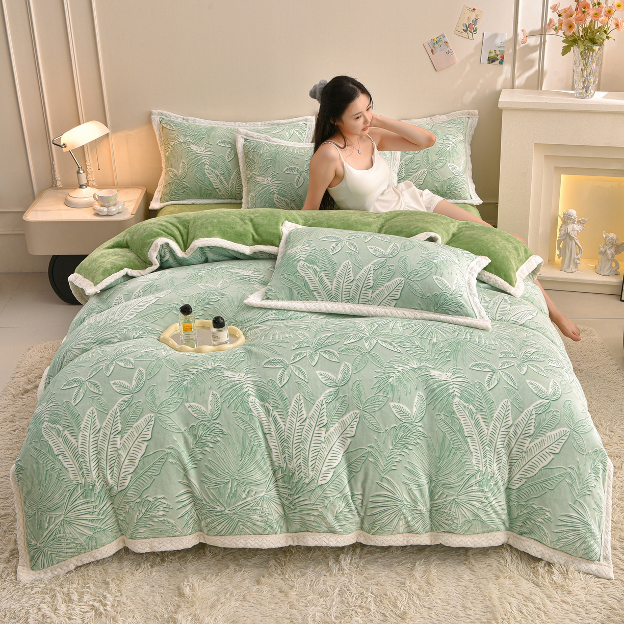 91家纺网 家纺一手货源 找家纺 董成龙家纺 2025新款直播爆款牛奶绒四件套雕花压线款法莱绒四件套11 初语-富贵绿