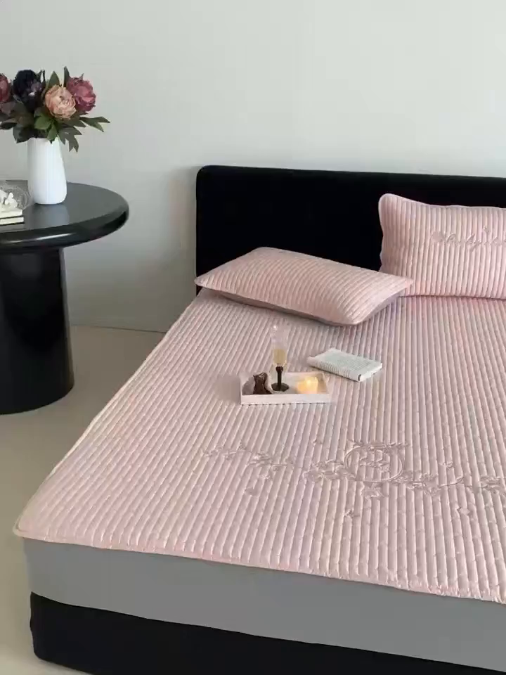 91家纺网 家纺一手货源 找家纺 由有家居 2025新品50S双股全棉长绒棉刺绣绗缝夹棉床笠床垫保护罩三件套 暖心粉