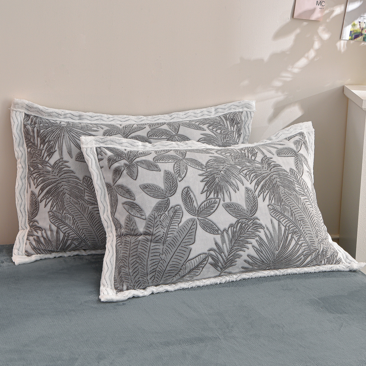 91家纺网 家纺一手货源 找家纺 董成龙家纺 2025新款直播爆款牛奶绒四件套雕花压线款法莱绒四件套11 初语-高级灰