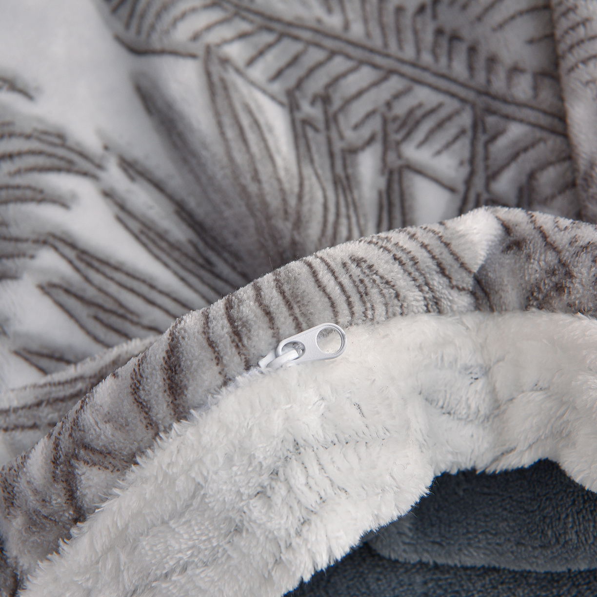 91家纺网 家纺一手货源 找家纺 董成龙家纺 2025新款直播爆款牛奶绒四件套雕花压线款法莱绒四件套11 初语-高级灰