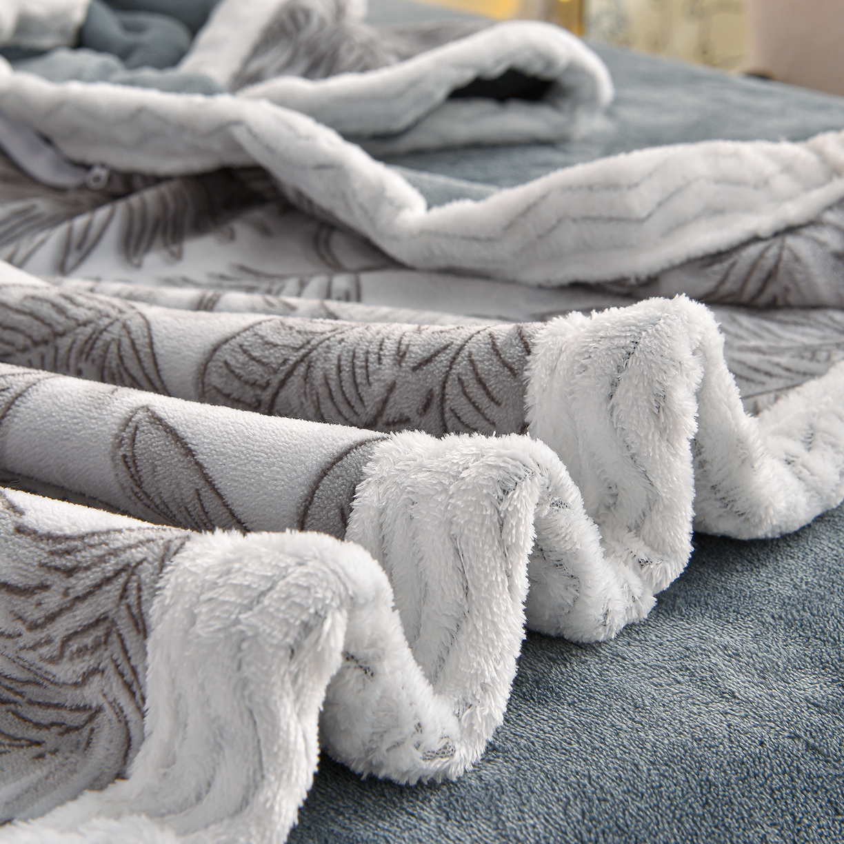 91家纺网 家纺一手货源 找家纺 董成龙家纺 2025新款直播爆款牛奶绒四件套雕花压线款法莱绒四件套11 初语-高级灰