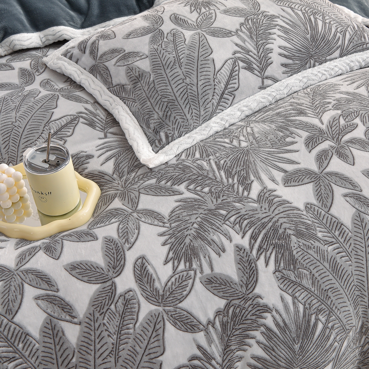 91家纺网 家纺一手货源 找家纺 董成龙家纺 2025新款直播爆款牛奶绒四件套雕花压线款法莱绒四件套11 初语-高级灰