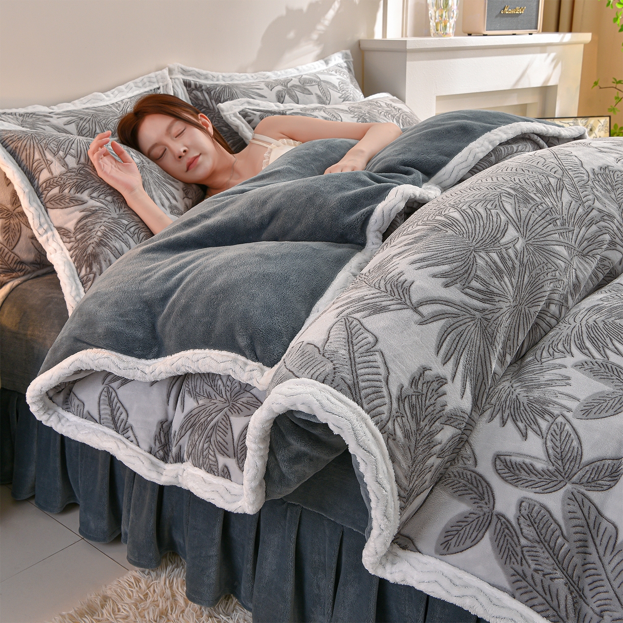 91家纺网 家纺一手货源 找家纺 董成龙家纺 2025新款直播爆款牛奶绒四件套雕花压线款法莱绒四件套11 初语-高级灰