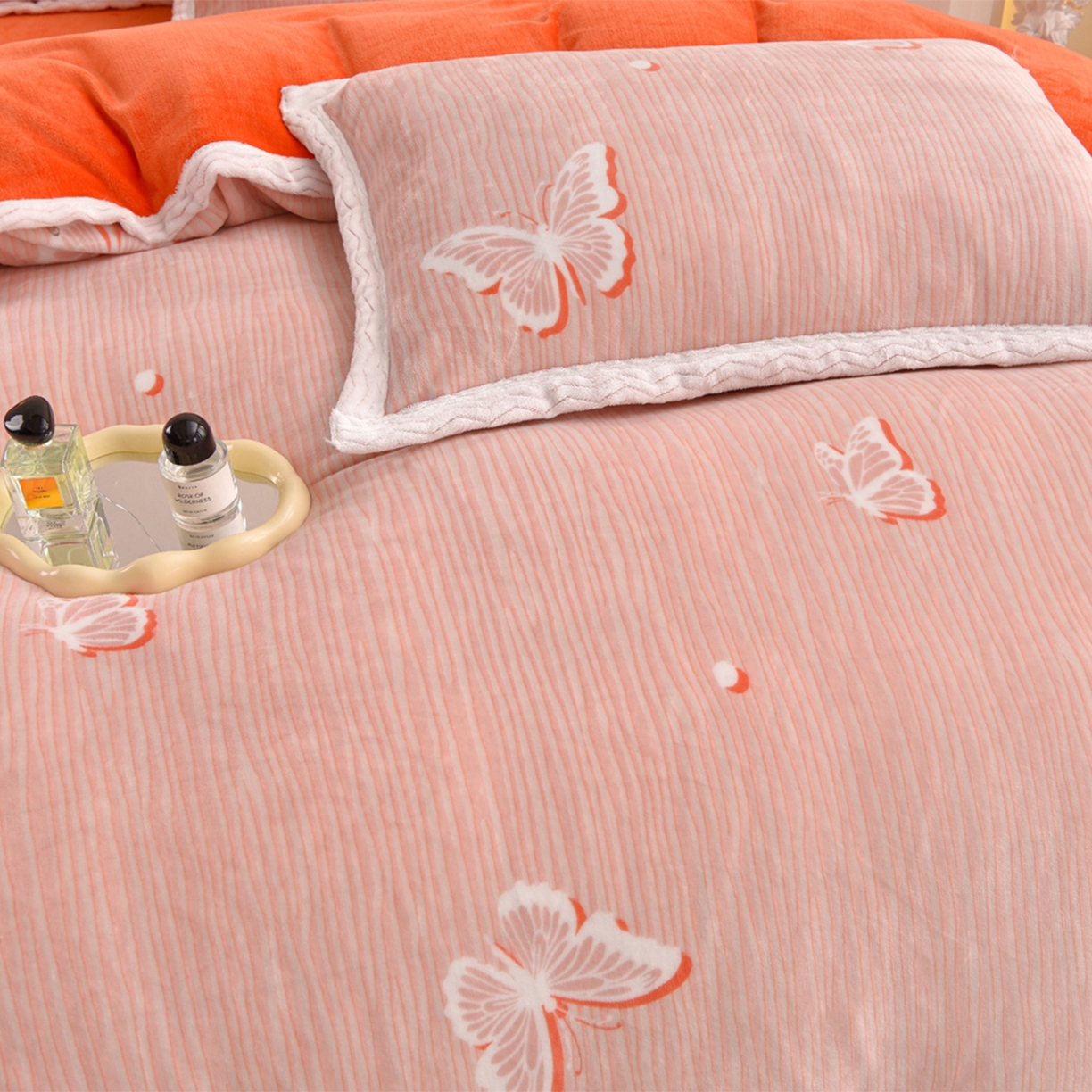 91家纺网 家纺一手货源 找家纺 董成龙家纺 2025新款直播爆款牛奶绒四件套雕花压线款法莱绒四件套11 蝶舞-浅粉