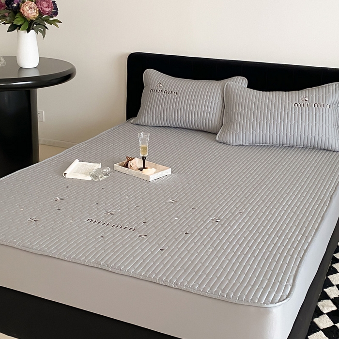 91家纺网 家纺一手货源 找家纺 由有家居 2025新品50S双股全棉长绒棉刺绣绗缝夹棉床笠床垫保护罩三件套 星辰灰