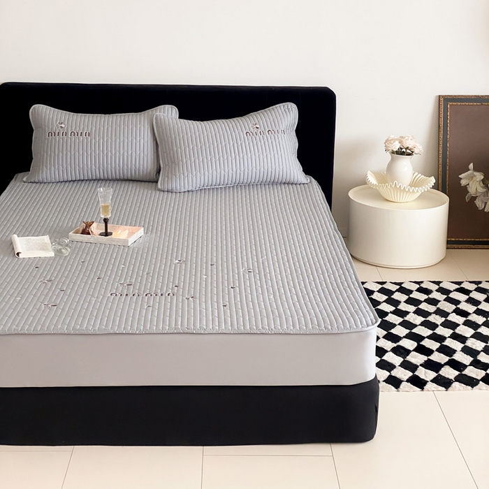 91家纺网 家纺一手货源 找家纺 由有家居 2025新品50S双股全棉长绒棉刺绣绗缝夹棉床笠床垫保护罩三件套 星辰灰