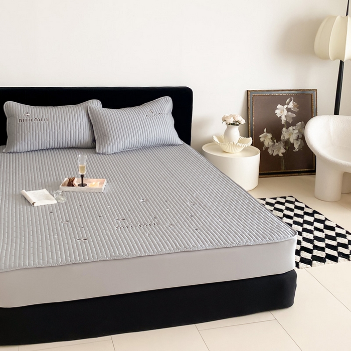 91家纺网 家纺一手货源 找家纺 由有家居 2025新品50S双股全棉长绒棉刺绣绗缝夹棉床笠床垫保护罩三件套 星辰灰