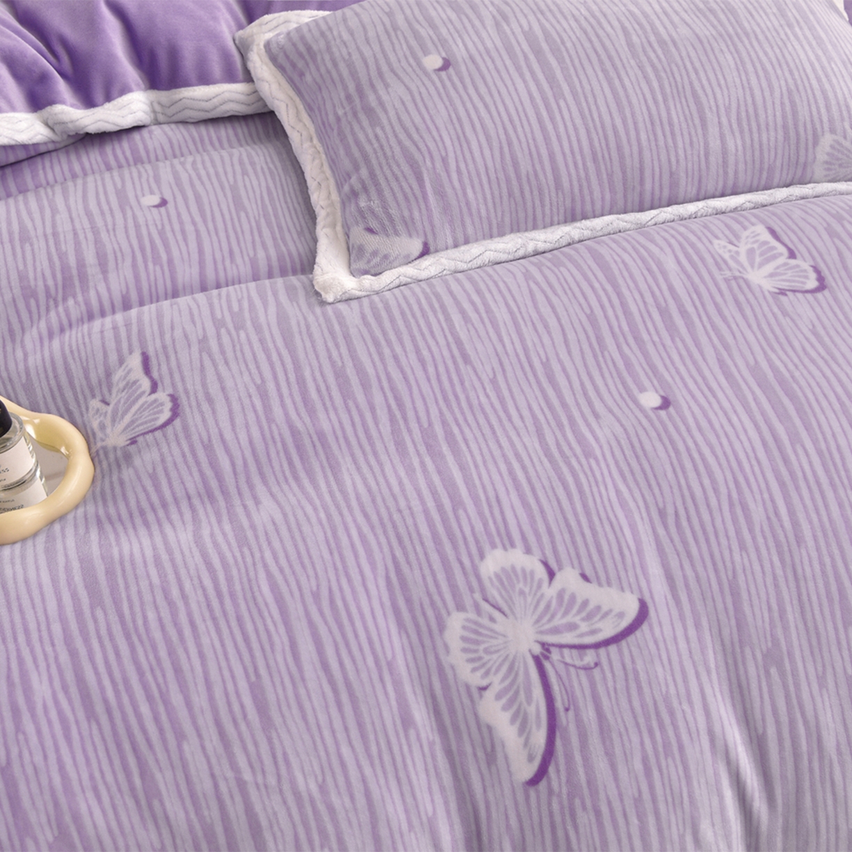 91家纺网 家纺一手货源 找家纺 董成龙家纺 2025新款直播爆款牛奶绒四件套雕花压线款法莱绒四件套11 蝶舞-紫