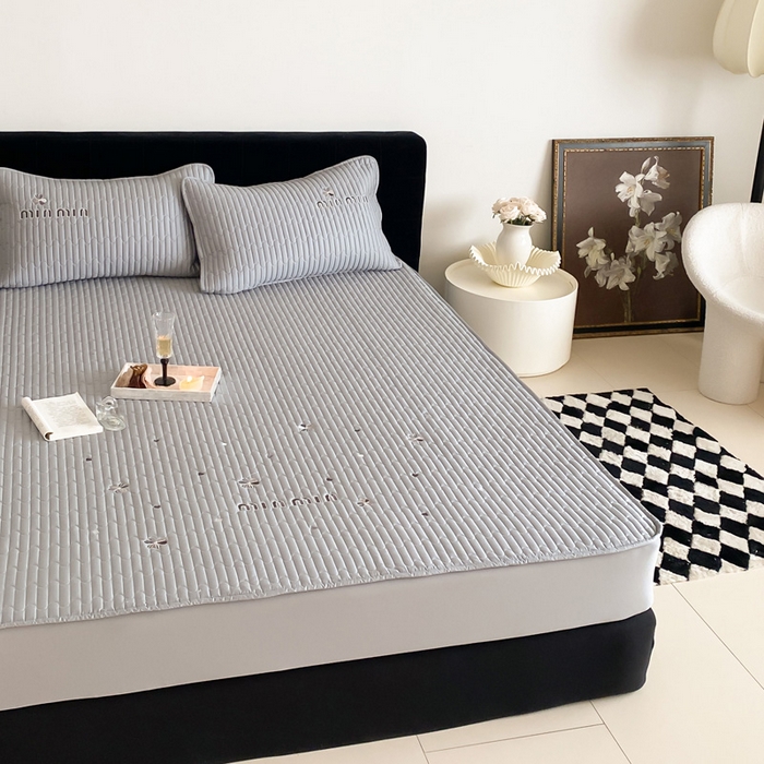 91家纺网 家纺一手货源 找家纺 由有家居 2025新品50S双股全棉长绒棉刺绣绗缝夹棉床笠床垫保护罩三件套 星辰灰