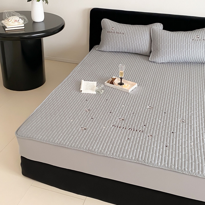 91家纺网 家纺一手货源 找家纺 由有家居 2025新品50S双股全棉长绒棉刺绣绗缝夹棉床笠床垫保护罩三件套 星辰灰