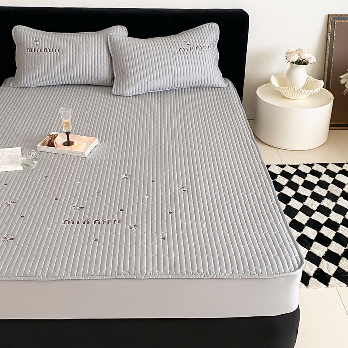 91家纺网 家纺一手货源 找家纺 由有家居 2025新品50S双股全棉长绒棉刺绣绗缝夹棉床笠床垫保护罩三件套 星辰灰