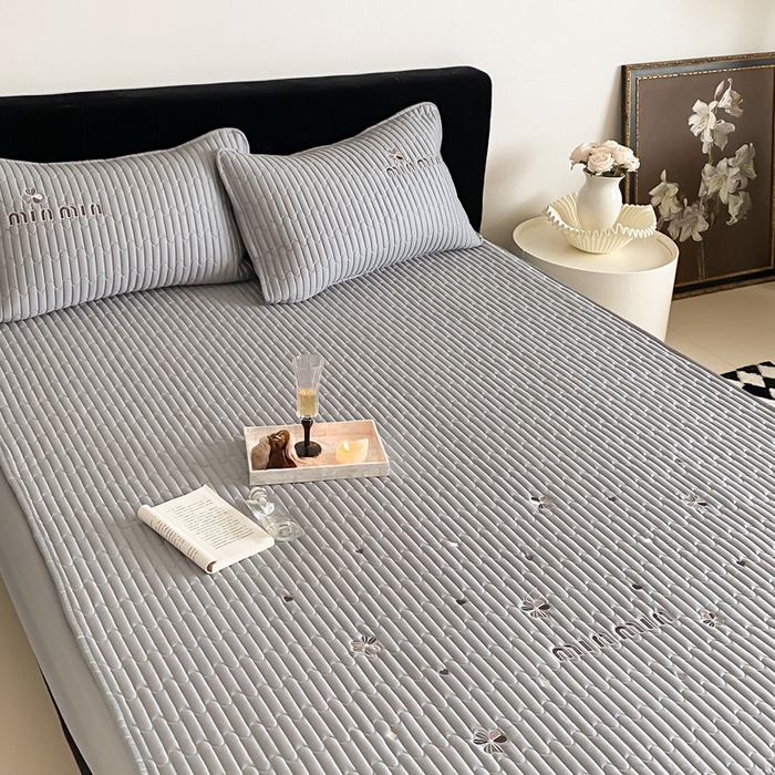 91家纺网 家纺一手货源 找家纺 由有家居 2025新品50S双股全棉长绒棉刺绣绗缝夹棉床笠床垫保护罩三件套 星辰灰