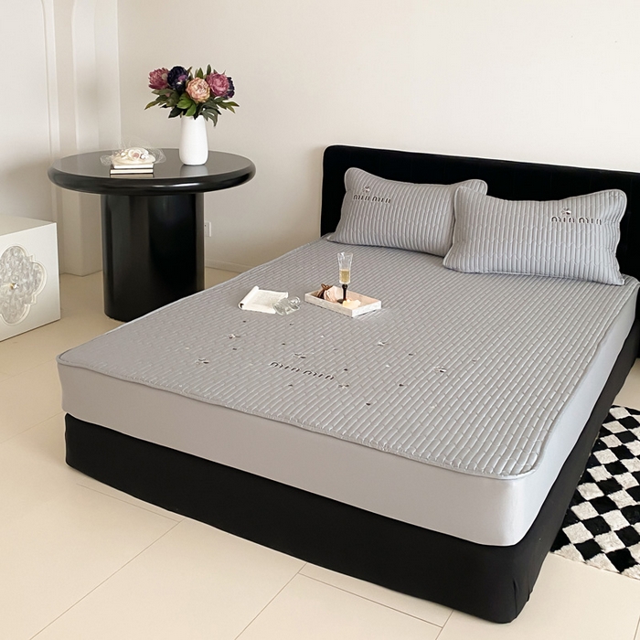 91家纺网 家纺一手货源 找家纺 由有家居 2025新品50S双股全棉长绒棉刺绣绗缝夹棉床笠床垫保护罩三件套 星辰灰