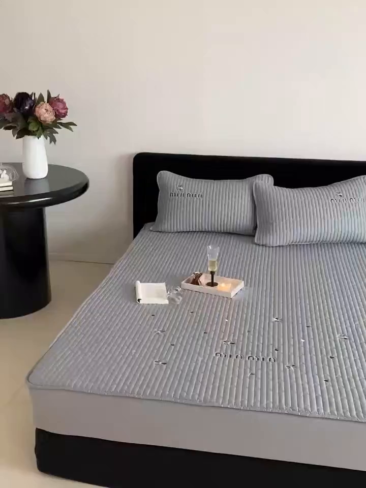 91家纺网 家纺一手货源 找家纺 由有家居 2025新品50S双股全棉长绒棉刺绣绗缝夹棉床笠床垫保护罩三件套 星辰灰