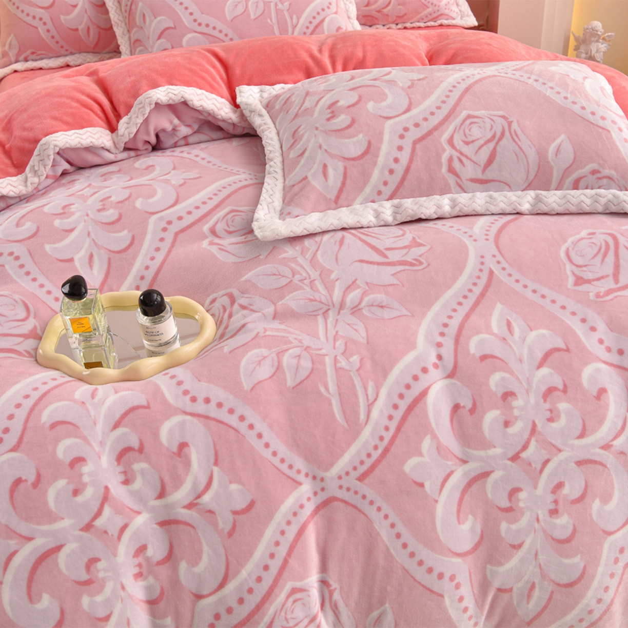 91家纺网 家纺一手货源 找家纺 董成龙家纺 2025新款直播爆款牛奶绒四件套雕花压线款法莱绒四件套11 欧雅-粉
