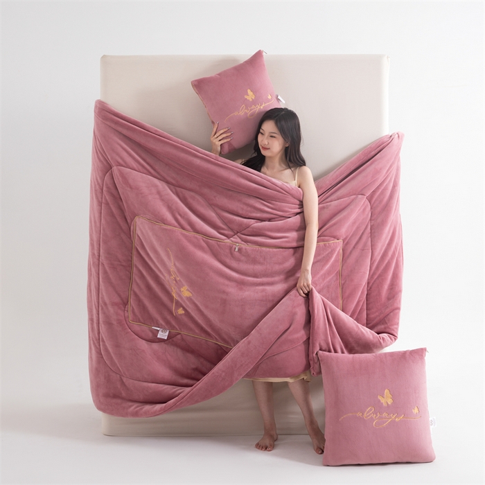 91家纺网 家纺一手货源 找家纺 （总）照世家纺 2025新款蝶影相随牛奶绒多功能抱枕被（控价：不能低于以下：小79，中号99，大139，加大169，超大219.低于零售价的链接，一经发现直接投诉下架，感谢大家的支持）