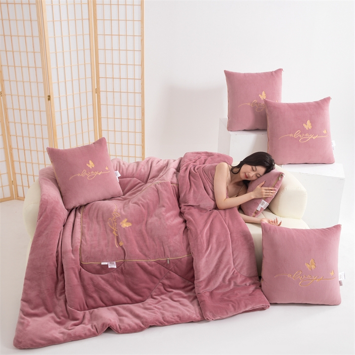 91家纺网 家纺一手货源 找家纺 （总）照世家纺 2025新款蝶影相随牛奶绒多功能抱枕被（控价：不能低于以下：小79，中号99，大139，加大169，超大219.低于零售价的链接，一经发现直接投诉下架，感谢大家的支持）