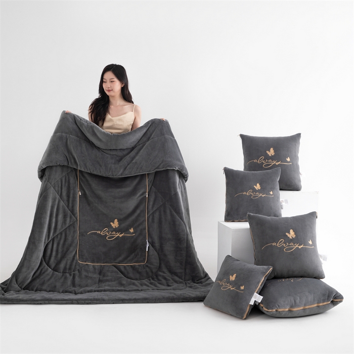 91家纺网 家纺一手货源 找家纺 照世家纺 2025新款蝶影相随牛奶绒多功能抱枕被（控价：不能低于以下：小79，中号99，大139，加大169，超大219.低于零售价的链接，一经发现直接投诉下架，感谢大家的支持） 蝶影相随-深灰