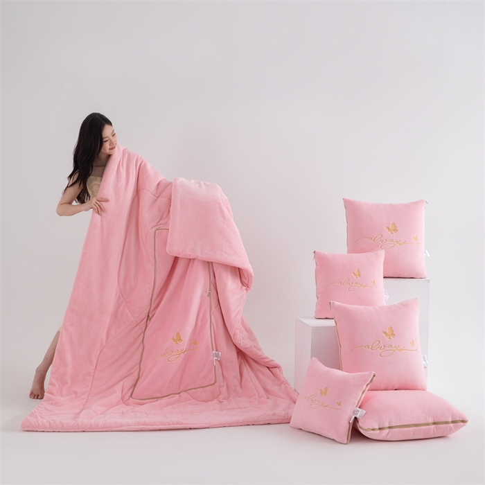 91家纺网 家纺一手货源 找家纺 照世家纺 2025新款蝶影相随牛奶绒多功能抱枕被（控价：不能低于以下：小79，中号99，大139，加大169，超大219.低于零售价的链接，一经发现直接投诉下架，感谢大家的支持） 蝶影相随-粉色