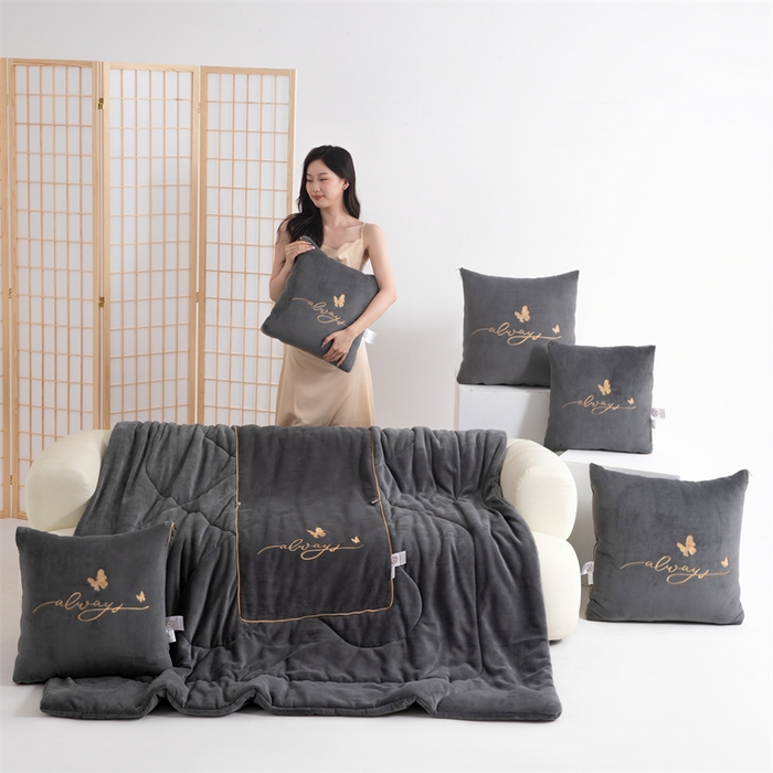 91家纺网 家纺一手货源 找家纺 照世家纺 2025新款蝶影相随牛奶绒多功能抱枕被（控价：不能低于以下：小79，中号99，大139，加大169，超大219.低于零售价的链接，一经发现直接投诉下架，感谢大家的支持） 蝶影相随-深灰