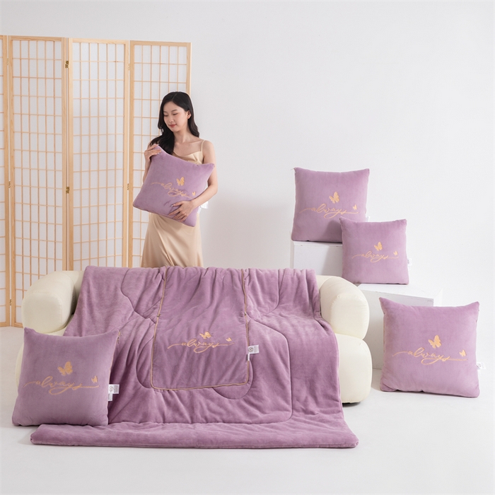 91家纺网 家纺一手货源 找家纺 照世家纺 2025新款蝶影相随牛奶绒多功能抱枕被（控价：不能低于以下：小79，中号99，大139，加大169，超大219.低于零售价的链接，一经发现直接投诉下架，感谢大家的支持） 蝶影相随-紫色