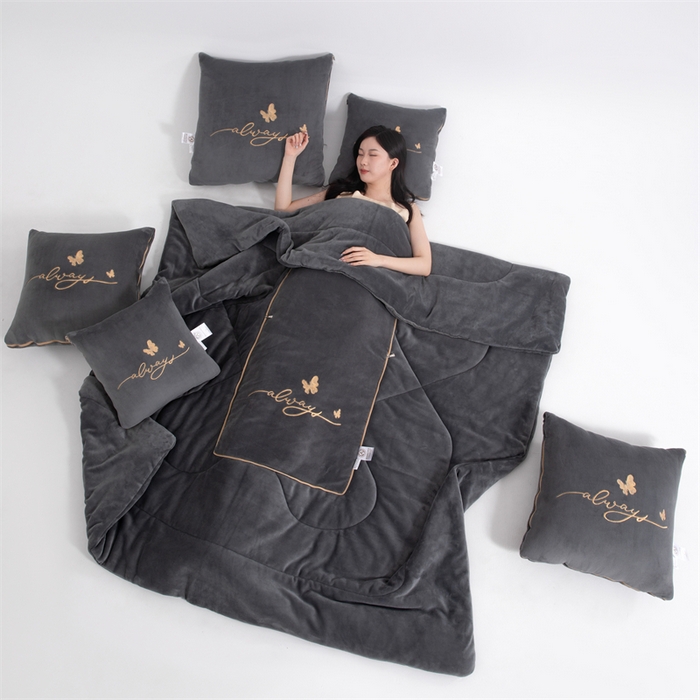 91家纺网 家纺一手货源 找家纺 照世家纺 2025新款蝶影相随牛奶绒多功能抱枕被（控价：不能低于以下：小79，中号99，大139，加大169，超大219.低于零售价的链接，一经发现直接投诉下架，感谢大家的支持） 蝶影相随-深灰