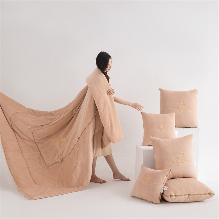 91家纺网 家纺一手货源 找家纺 照世家纺 2025新款蝶影相随牛奶绒多功能抱枕被（控价：不能低于以下：小79，中号99，大139，加大169，超大219.低于零售价的链接，一经发现直接投诉下架，感谢大家的支持） 蝶影相随-咖色