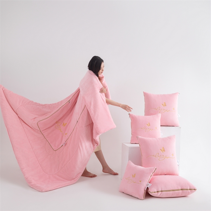 91家纺网 家纺一手货源 找家纺 照世家纺 2025新款蝶影相随牛奶绒多功能抱枕被（控价：不能低于以下：小79，中号99，大139，加大169，超大219.低于零售价的链接，一经发现直接投诉下架，感谢大家的支持） 蝶影相随-粉色