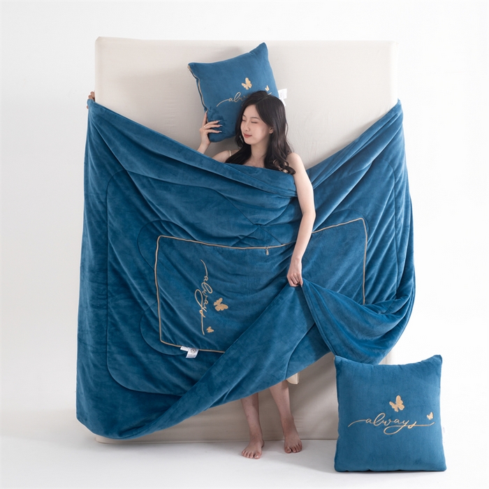 91家纺网 家纺一手货源 找家纺 照世家纺 2025新款蝶影相随牛奶绒多功能抱枕被（控价：不能低于以下：小79，中号99，大139，加大169，超大219.低于零售价的链接，一经发现直接投诉下架，感谢大家的支持） 蝶影相随-海蓝