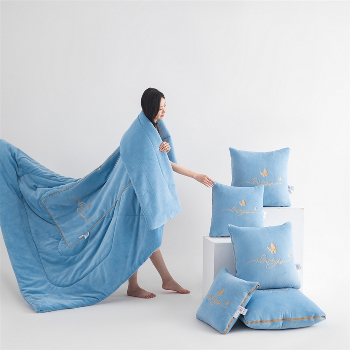 91家纺网 家纺一手货源 找家纺 照世家纺 2025新款蝶影相随牛奶绒多功能抱枕被（控价：不能低于以下：小79，中号99，大139，加大169，超大219.低于零售价的链接，一经发现直接投诉下架，感谢大家的支持） 蝶影相随-天蓝