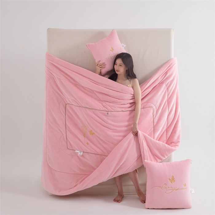 91家纺网 家纺一手货源 找家纺 照世家纺 2025新款蝶影相随牛奶绒多功能抱枕被（控价：不能低于以下：小79，中号99，大139，加大169，超大219.低于零售价的链接，一经发现直接投诉下架，感谢大家的支持） 蝶影相随-粉色